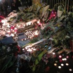 Wiki-2015-Nov-Paris-attacks-memorial-at-Bataclan-Annie-Arada-Viot-public-domain